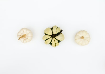 三个白色的蔬菜
